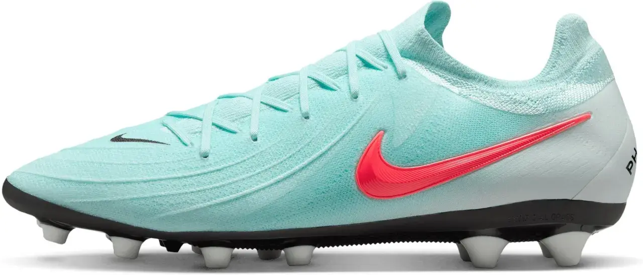 Turkusowe korki Nike z jaskrawym logo, idealne na jakie korki na orlik. Gotowe do gry!