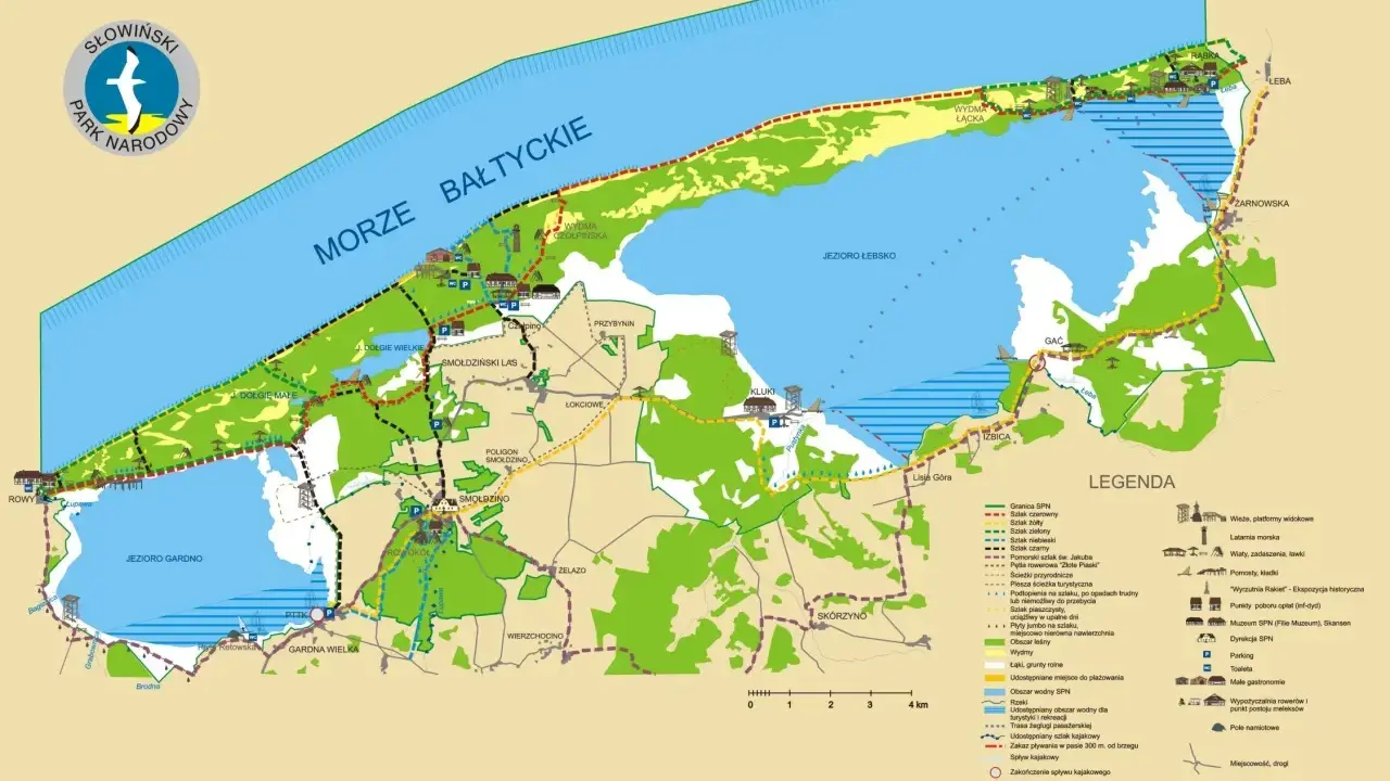 Mapa Słowińskiego Parku Narodowego z zaznaczonymi jeziorami, morzem, wydmami i szlakami turystycznymi.
