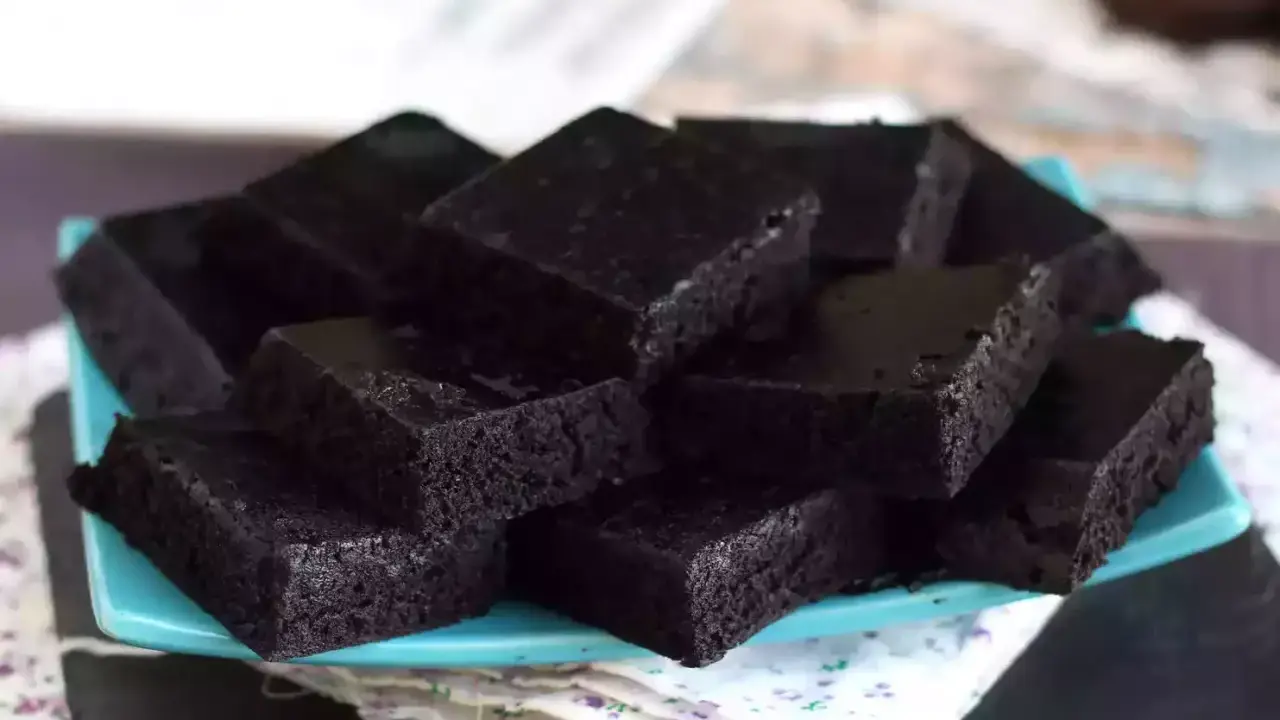 Mörka, saftiga bitar av oreo kaka recept, staplade på en ljusblå tallrik. Perfekt för fikat!
