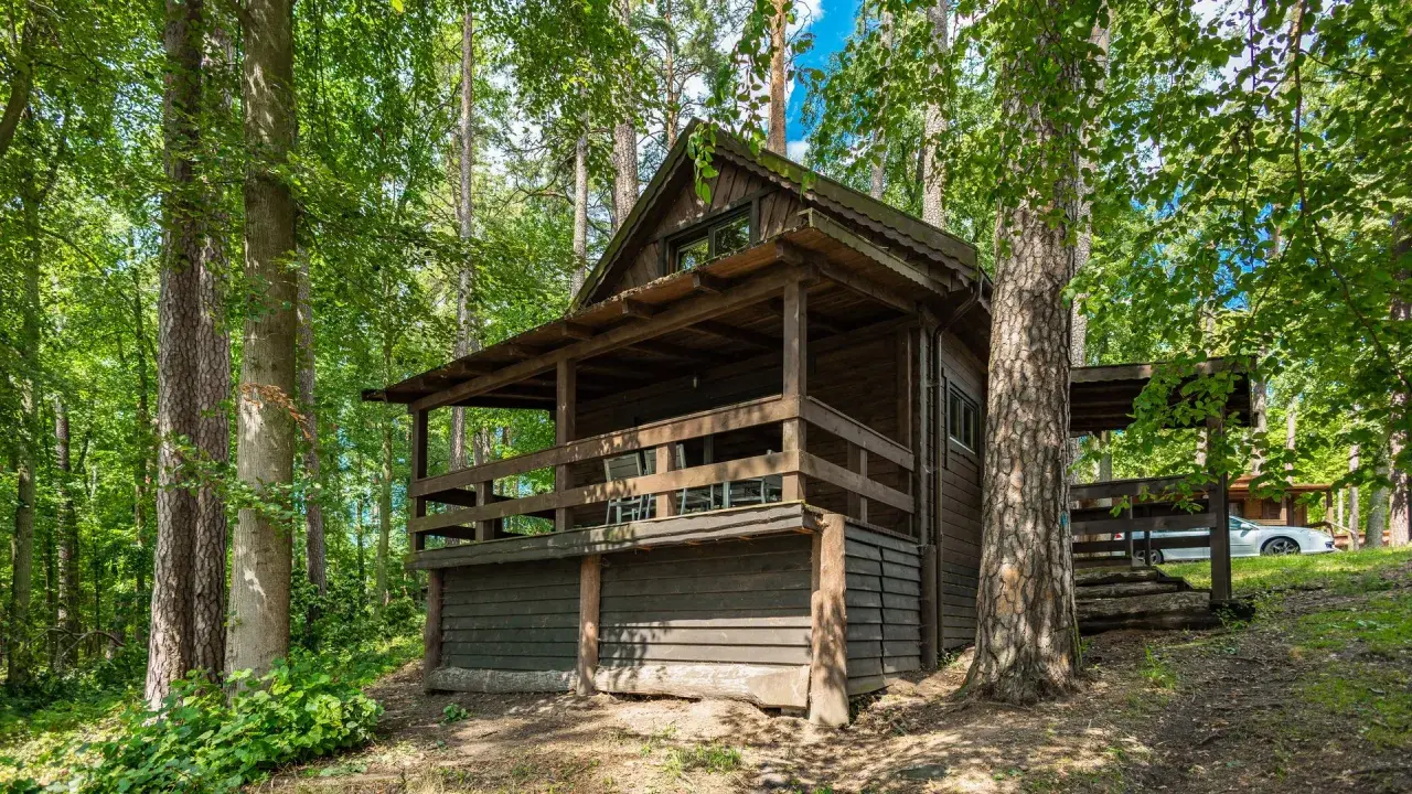 Drewniane domki kempingowe Mazury w otoczeniu zieleni. Idealne miejsce na wypoczynek wśród natury.