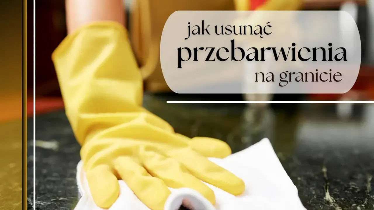 Ręka w żółtej rękawiczce czyści granitową powierzchnię, pokazując, jak usunąć przebarwienia.