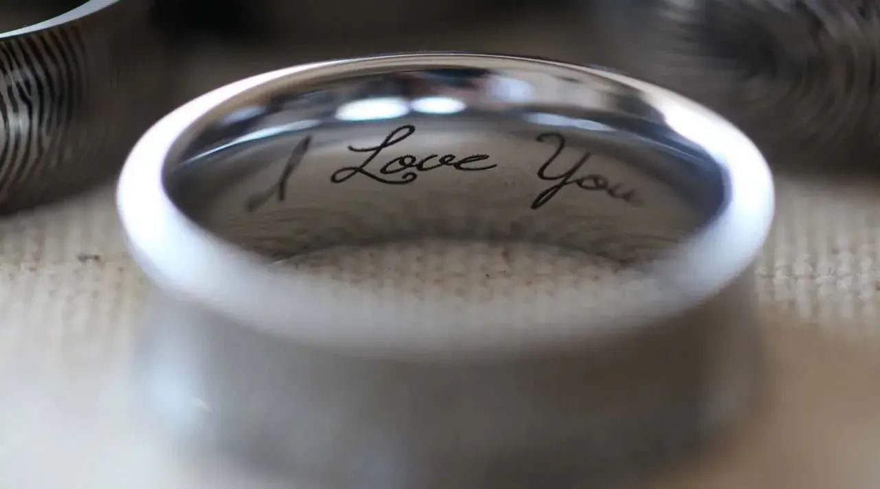 Obrączka z wygrawerowanym napisem "I Love You". Krótkie sentencje na grawer, jak ta, dodają biżuterii osobistego charakteru.