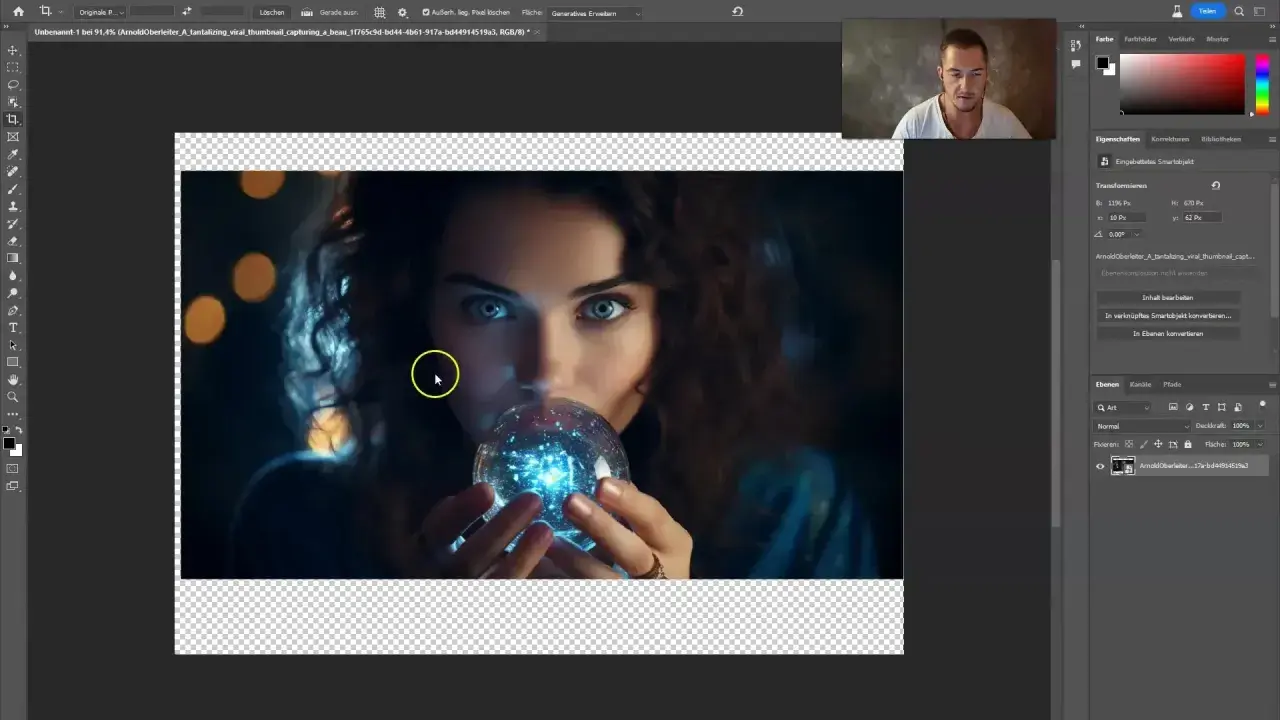Mujer con mirada intensa sostiene una esfera brillante, editando la imagen con Adobe Firefly Beta.
