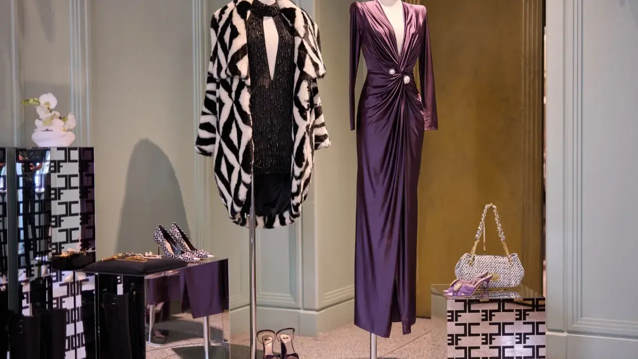 Elegancka suknia i futro na manekinach. Warto zwrócić uwagę na detale, by rozpoznać podróbkę Moschino.