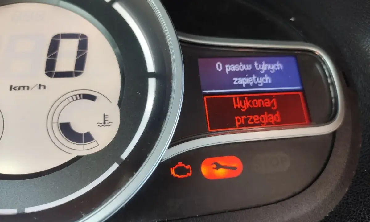 Pomarańczowy kluczyk kontrolka renault świeci się, informując o konieczności wykonania przeglądu.