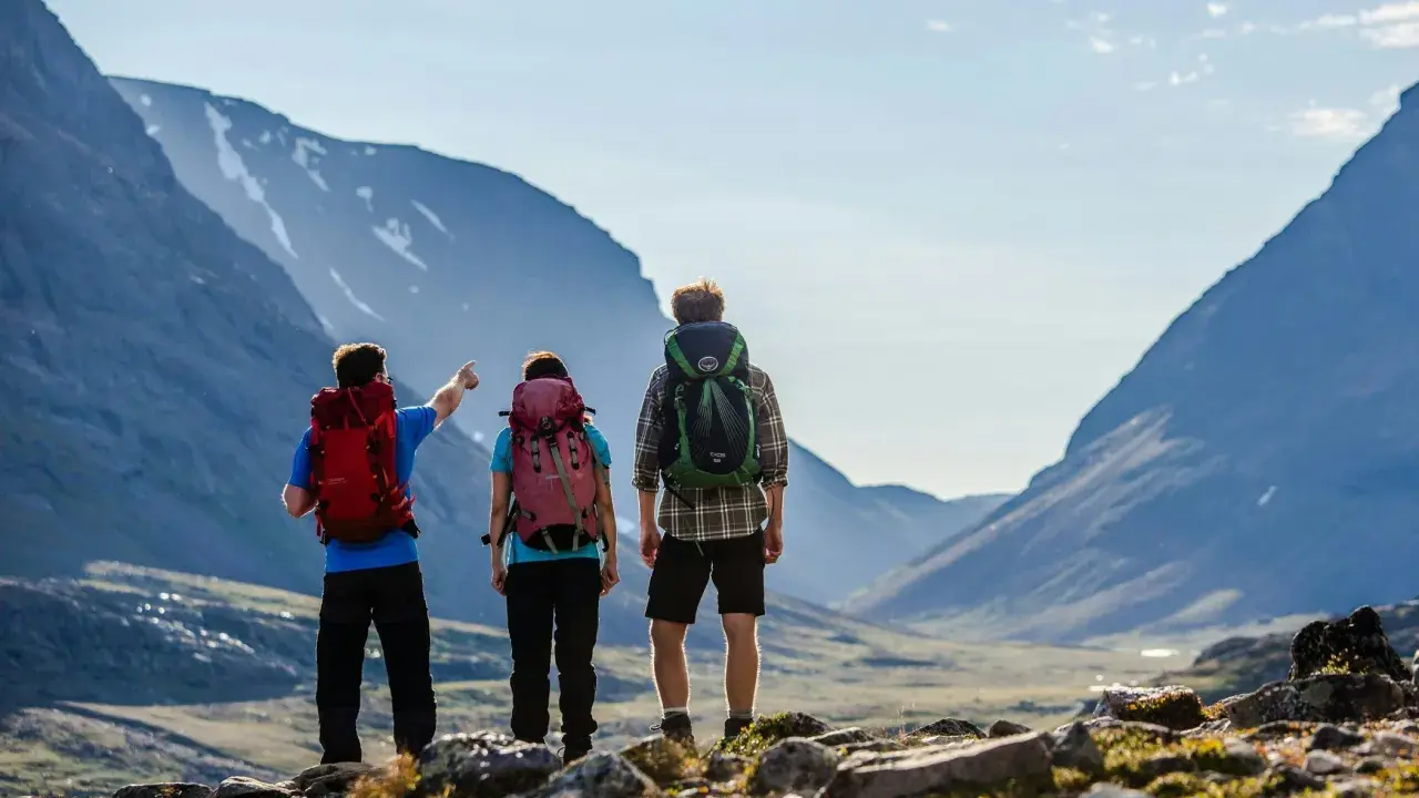 Vandrare på Kungsleden pekar mot fjällen.