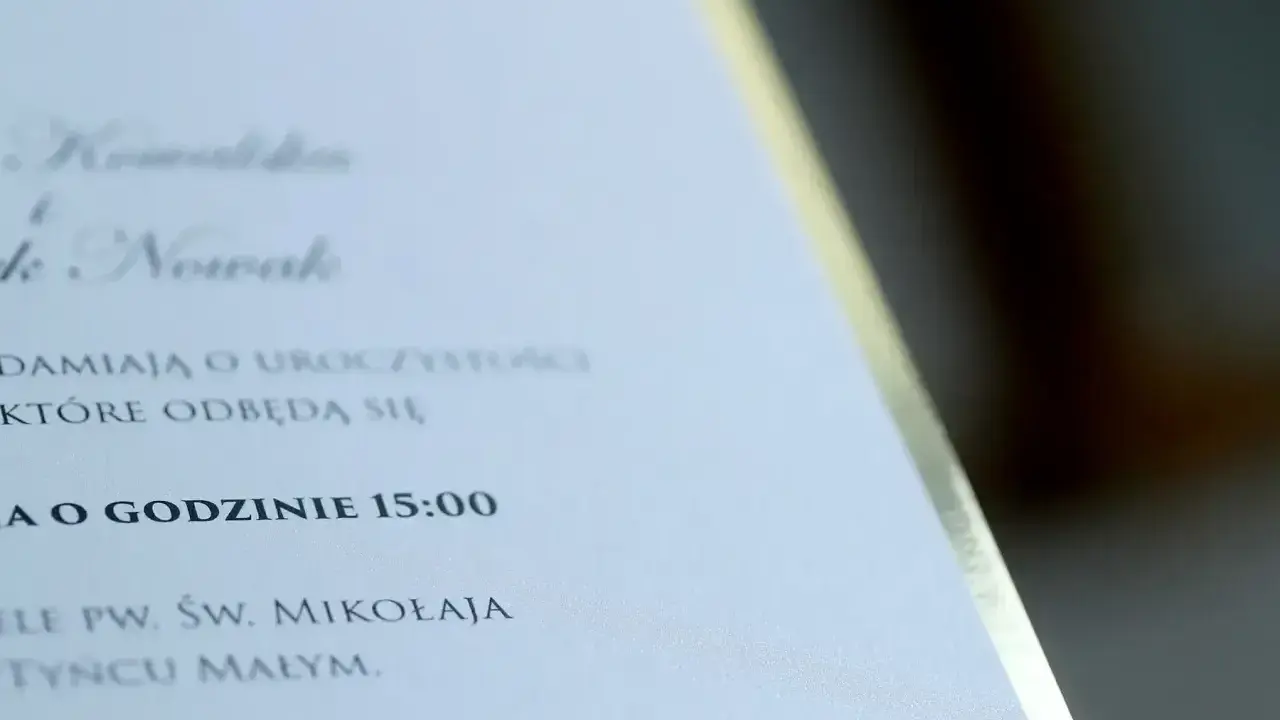 Zawiadomienie do pracy o ślubie Kowalskich i Nowaków. Uroczystość odbędzie się o godzinie 15:00 w kościele pw. Św. Mikołaja w Tyncu Małym.