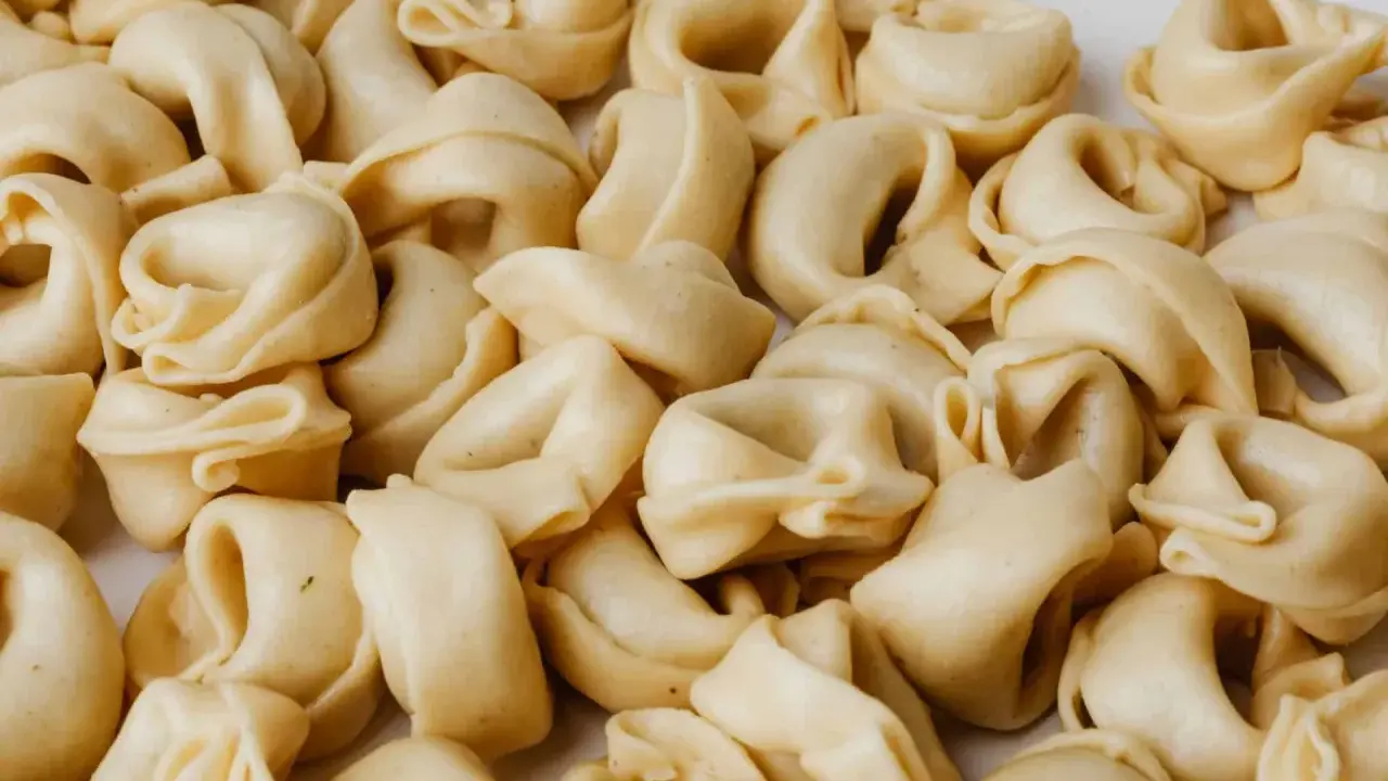 Tortellini freschi, un classico delle specialità romagnole, pronti per essere gustati in un piatto fumante.