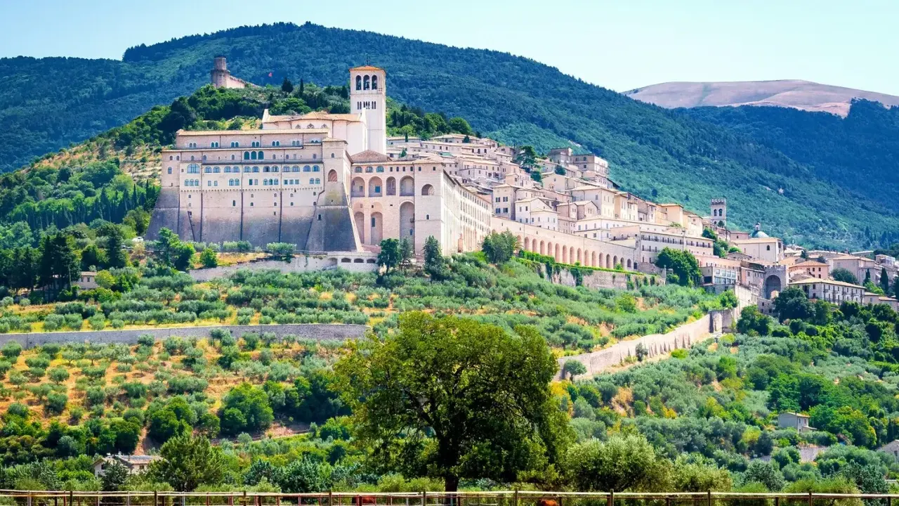 La Basilica di San Francesco domina il colle. Un panorama incantevole, perfetto per scoprire le cose da fare a Assisi.