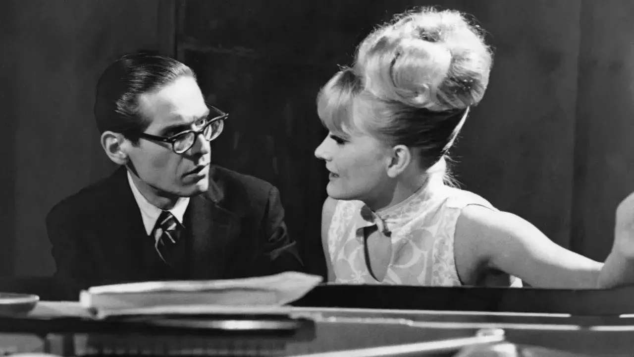 Monica Zetterlund, maka med en pianist, ser ut att dela en tanke under en musikalisk stund.