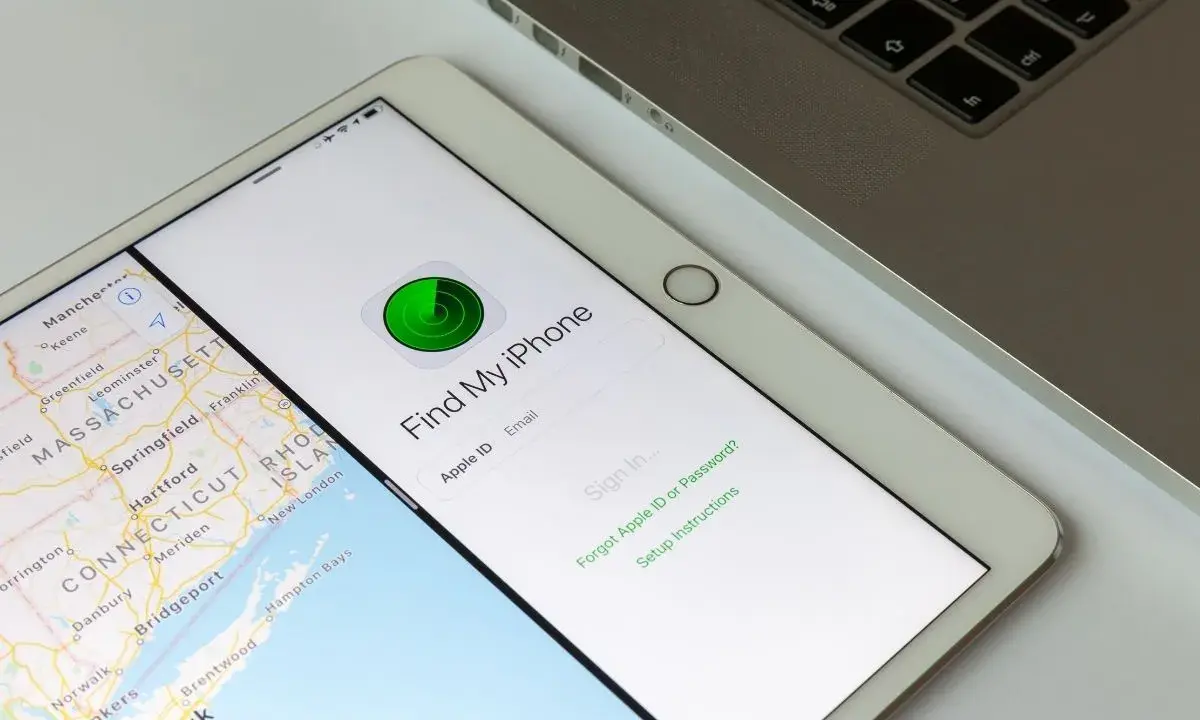 Tablet z otwartą aplikacją "Find My iPhone" i mapą.