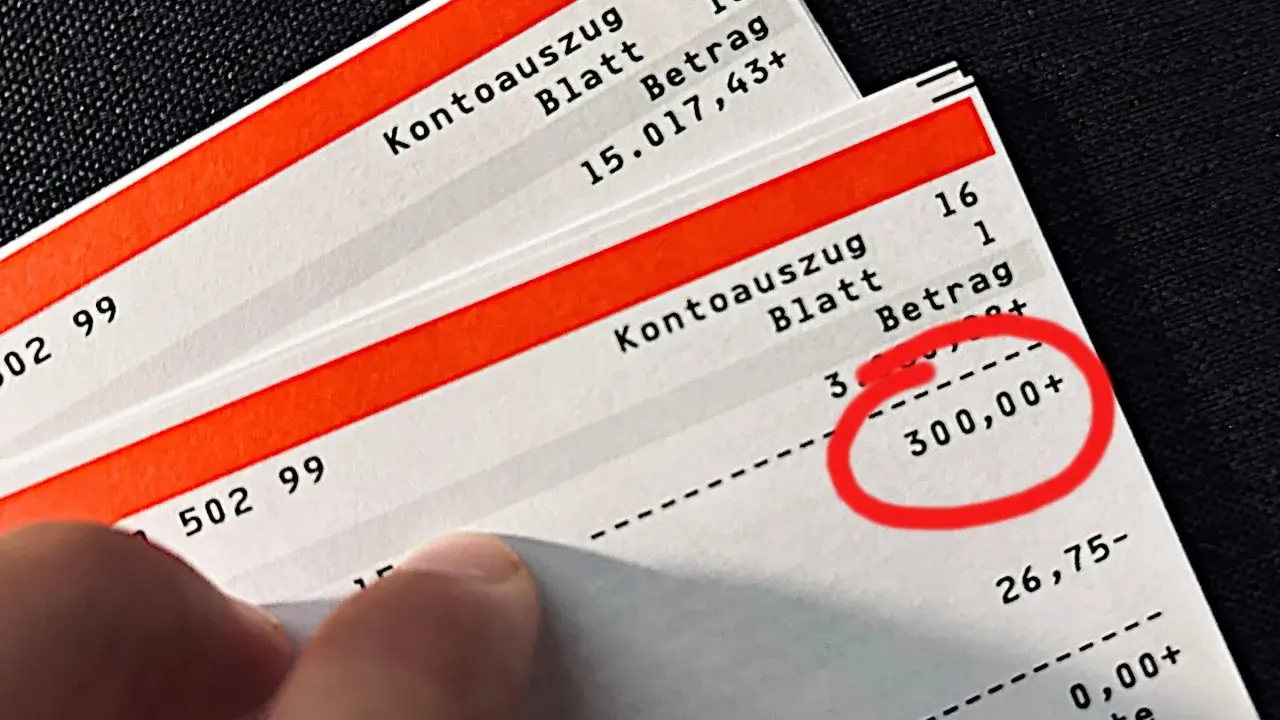 Kontoauszüge zeigen eine Auszahlung von 300,00+. Dies könnte Teil der klimageld auszahlung deutschland sein.