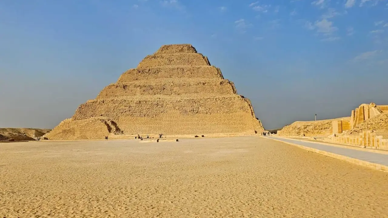 Stufenpyramide in der Nähe von Kairo, Stadt der Pharaonen, unter blauem Himmel.