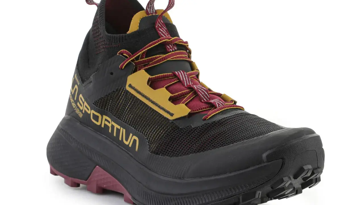 Czarne, sportowe obuwie La Sportiva z żółtymi i bordowymi akcentami. Idealne obuwie hikingowe a trekkingowe na górskie wyprawy.