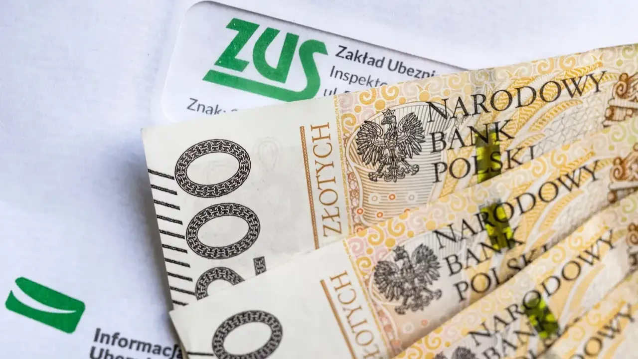 ZUS i polskie banknoty 200 zł. Dokumenty ZUS i pieniądze mogą oznaczać przyszłą okresową emeryturę kapitałową.
