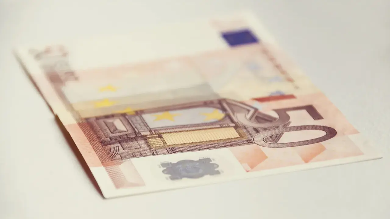 Una banconota da 50 euro, con il numero ben visibile, è un accompagnamento accettato per un acquisto.