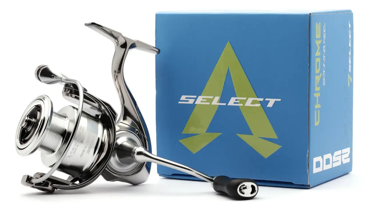 Elegancki kołowrotek spinningowy 4000 Select Chrome, gotowy do akcji. Obok pudełko z logo marki.