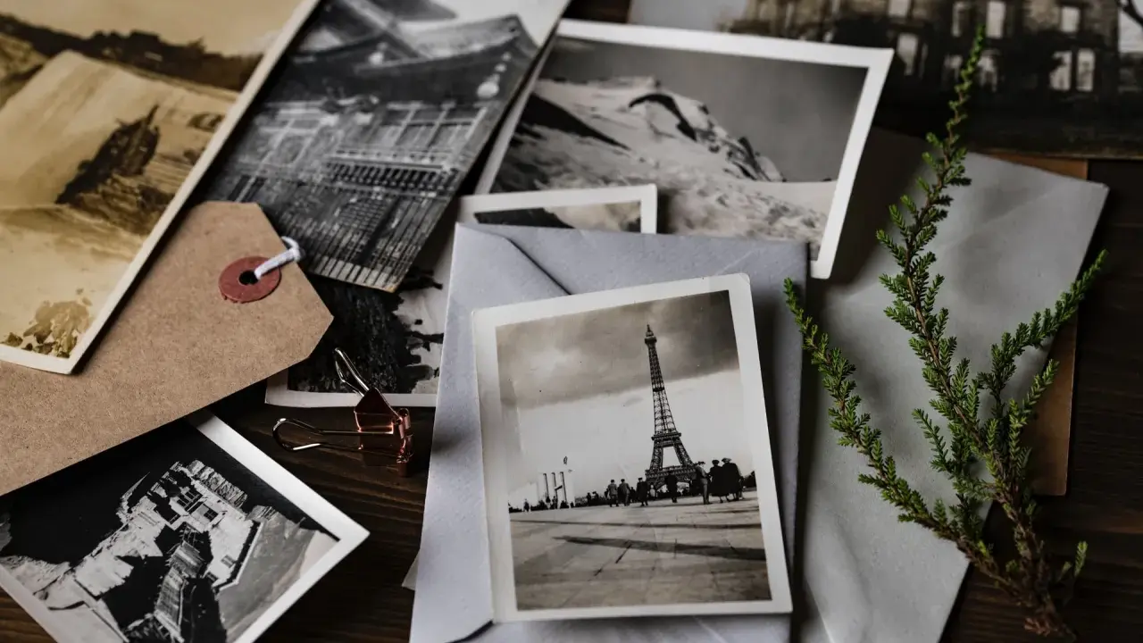 Stare fotografie, w tym Wieża Eiffla, tworzą nostalgiczny kolaż. Idealne do opisu wspomnień, jak w fce speaking part 2.