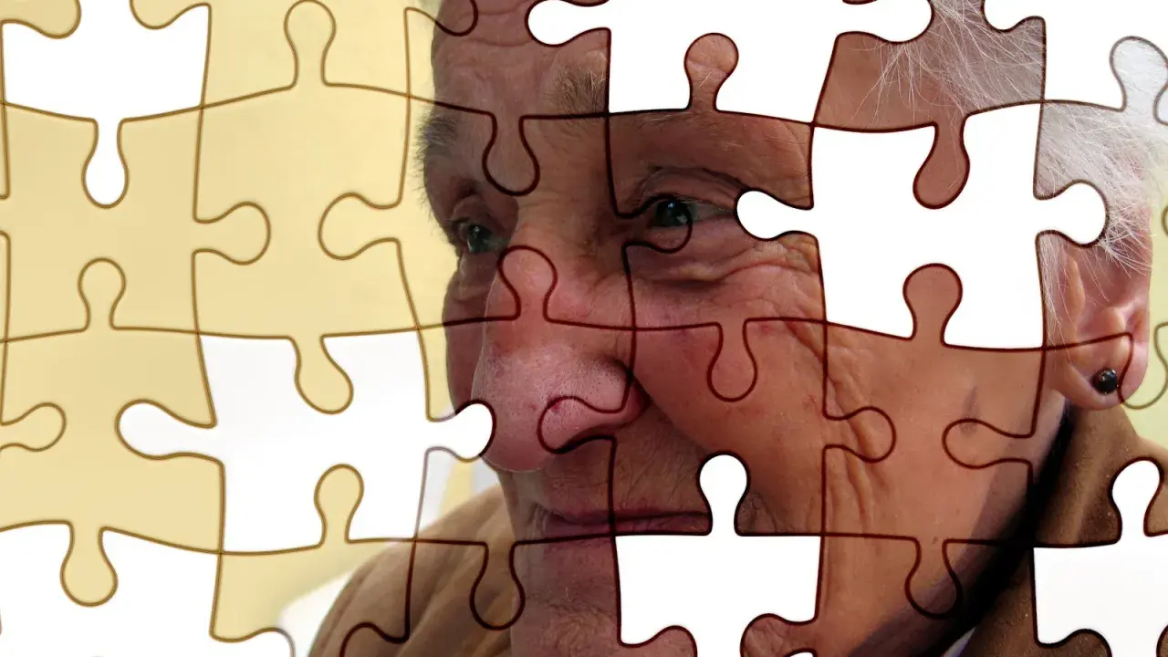 Twarz starszej osoby z Alzheimerem, jak puzzle, które powoli się rozpadają. Jak poznać, że chory na alzheimera umiera?