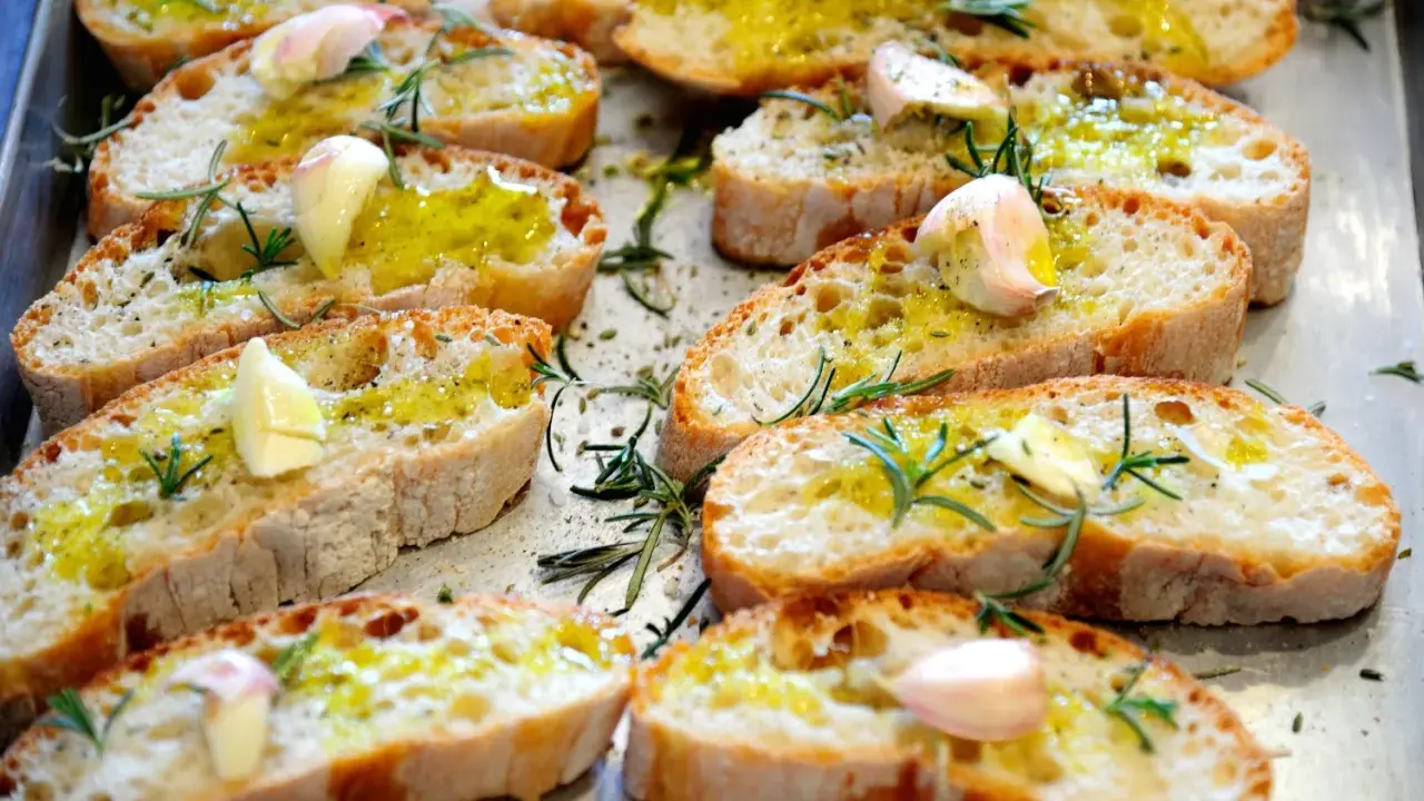 Fettunta toscana: fette di pane abbrustolito condite con olio d'oliva, aglio e rosmarino fresco.