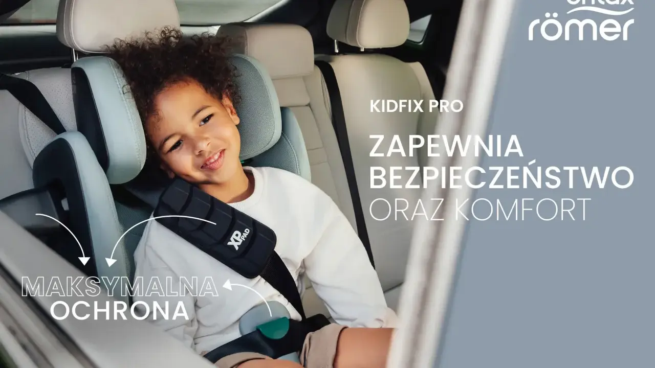 Uśmiechnięte dziecko w foteliku Britax Romer 15-36 Kidfix, zapewniającym maksymalną ochronę i komfort podczas podróży.
