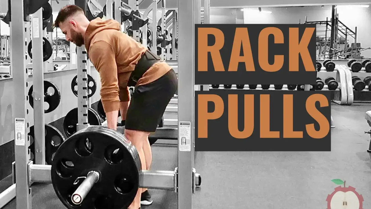 Mann hebt schwere Langhantelstange bei Rack Pulls im Fitnessstudio.