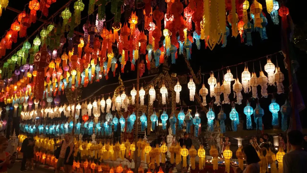 Buntes Lichterfest in Thailand. Tausende von Papierlaternen in allen Farben leuchten in der Nacht und schaffen eine magische Atmosphäre.