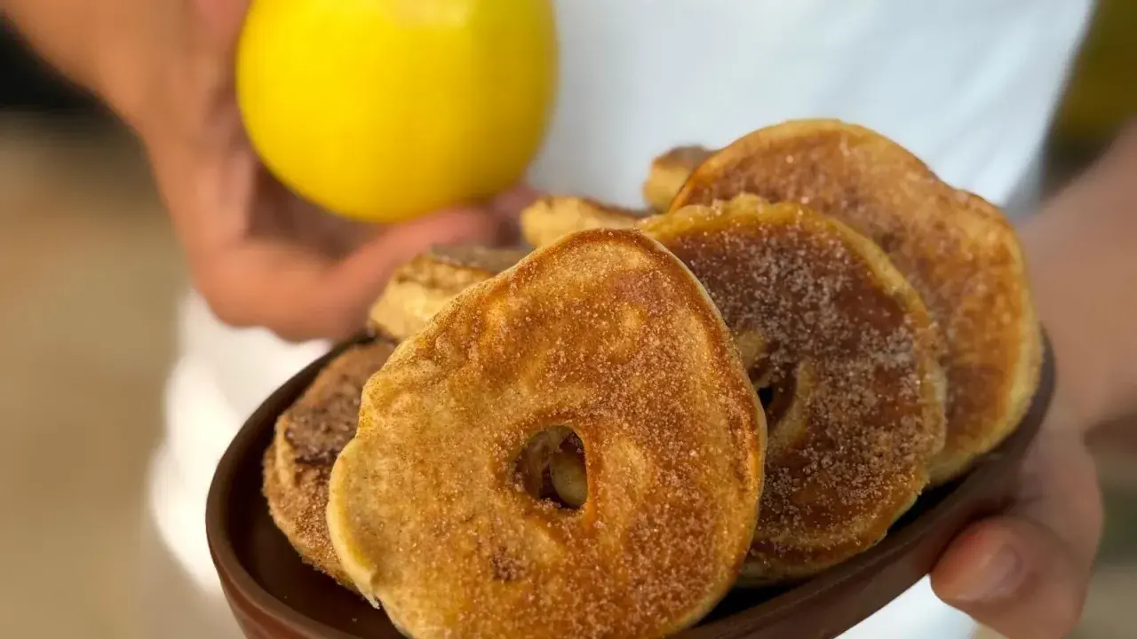 Délicieux pancake pomme saupoudré de cannelle, présenté avec une pomme jaune fraîche. Un délice gourmand !