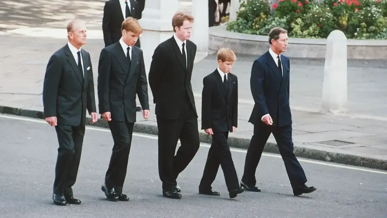 Książę Filip, książę William, książę Harry i książę Karol idą w żałobie. Czarny garnitur to kolor żałoby.