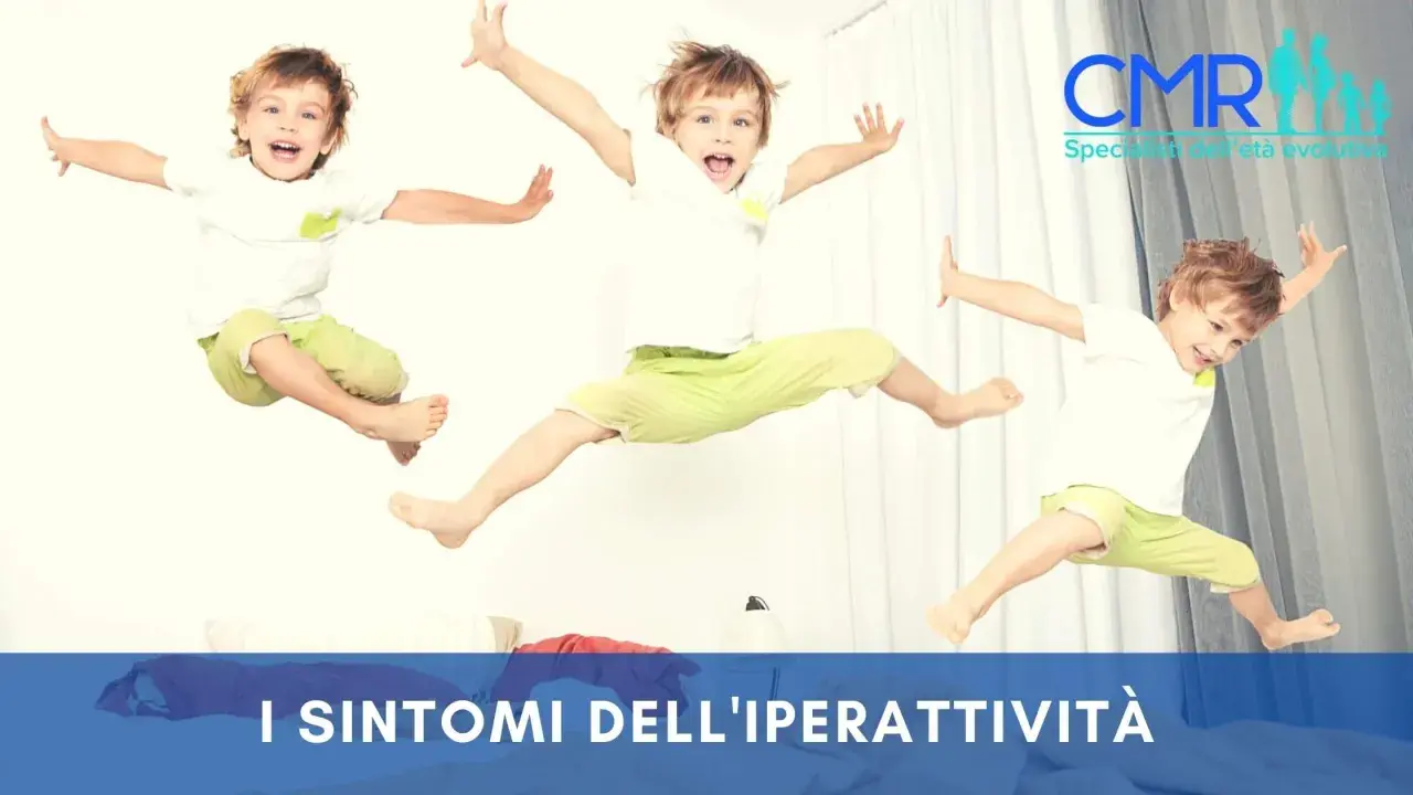 Un bambino iperattivo di 7 anni salta con gioia, mostrando la sua energia incontenibile.