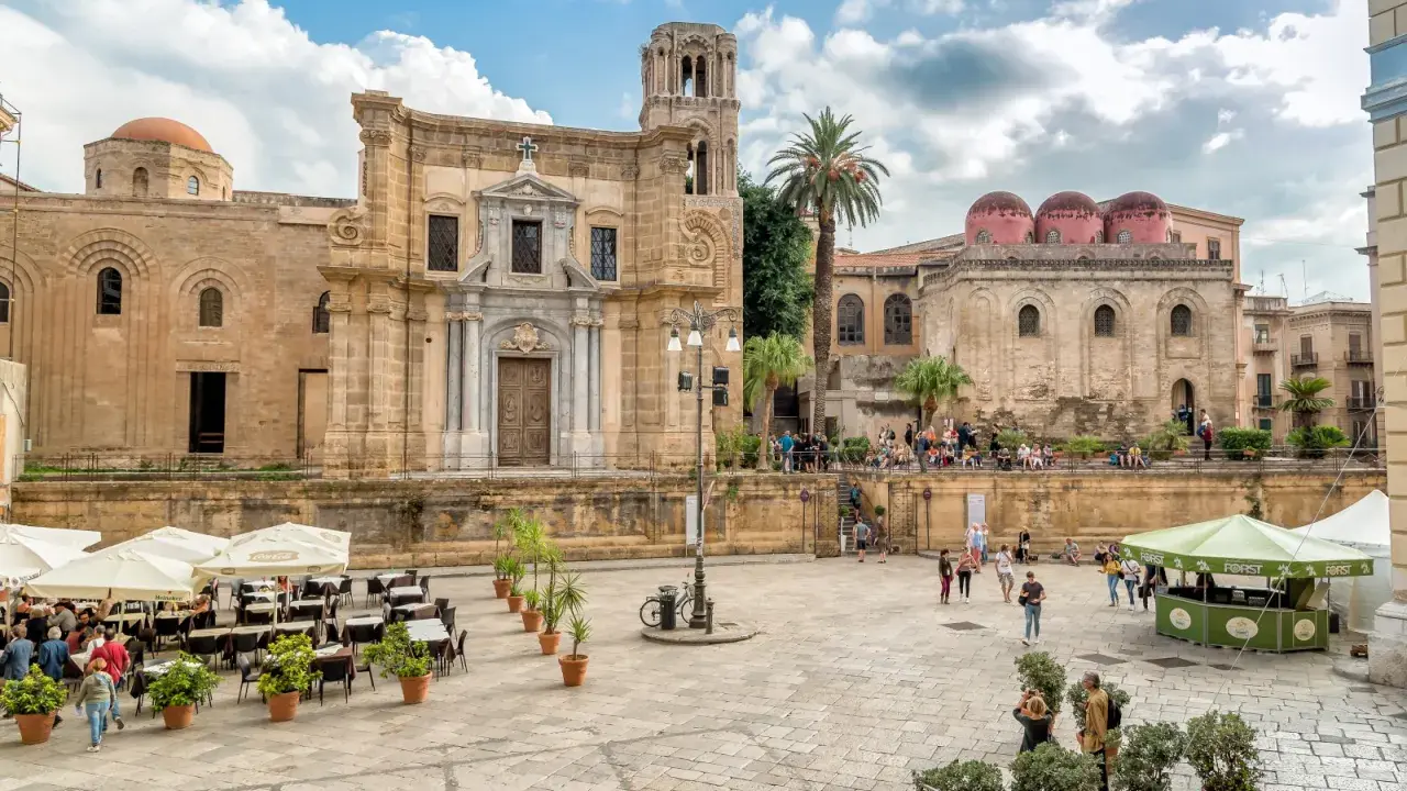 Piazza con chiese normanne, un luogo da non perdere se cerchi cosa visitare a Palermo.