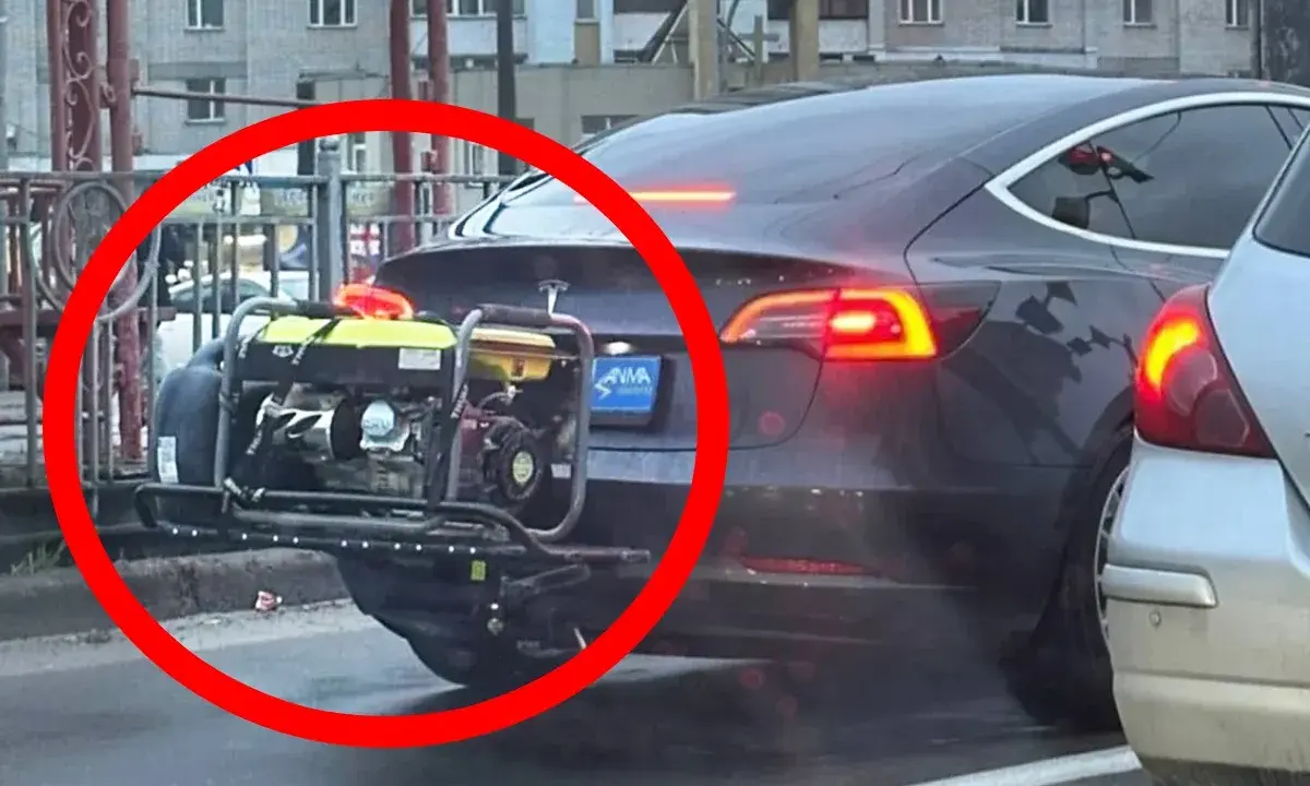 Samochód elektryczny z agregatem prądotwórczym na bagażniku. Nietypowe rozwiązanie dla podróżujących na długie dystanse.