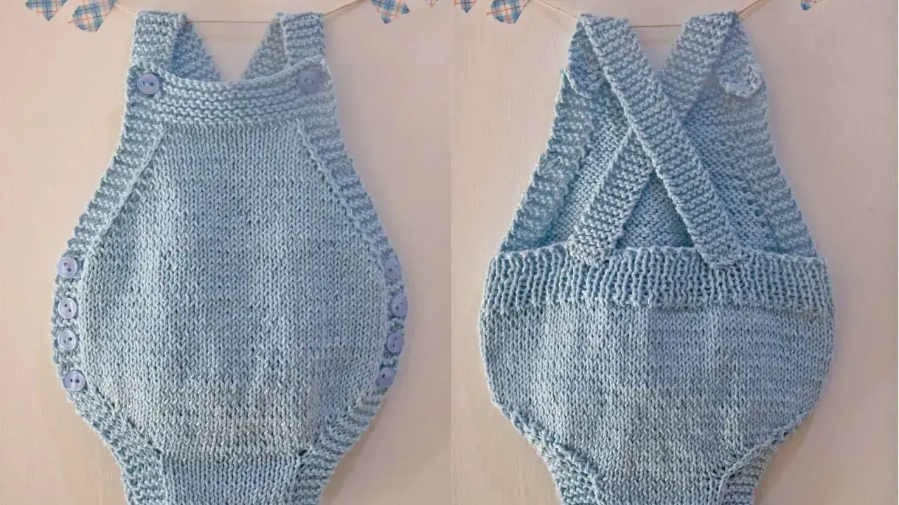 Tutorial ranita bebé dos agujas. Conjunto tejido a mano, azul claro, con botones laterales y tirantes cruzados en la espalda.