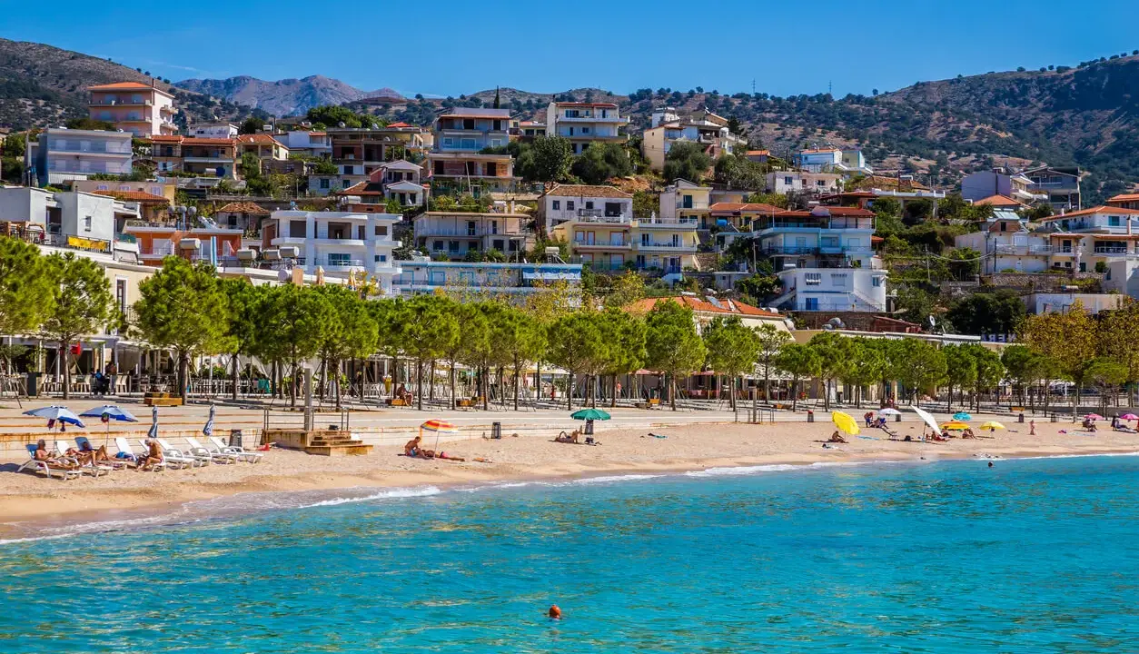 Albania, wrzesień, pogoda idealna na plażowanie. Słoneczny dzień, turkusowe morze i miasteczko na wzgórzu.