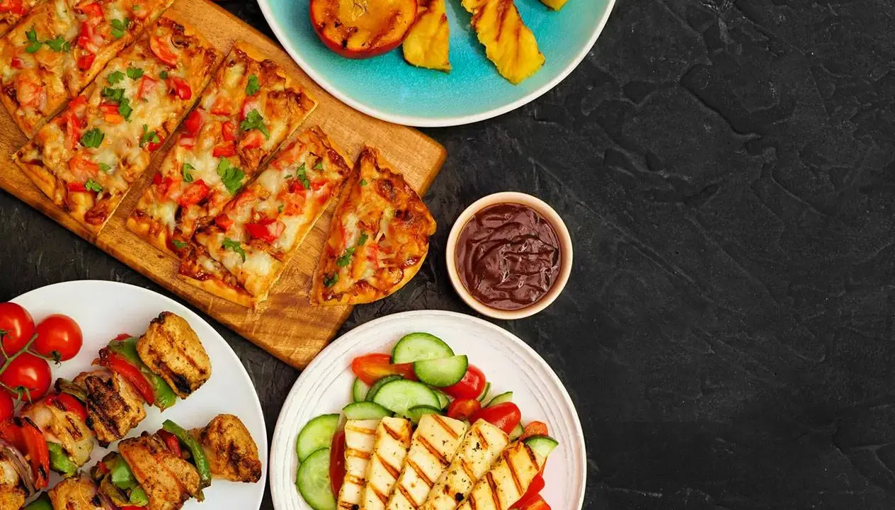 Grillad kyckling, halloumi och pizza – perfekt för ett somrigt lunch recept.