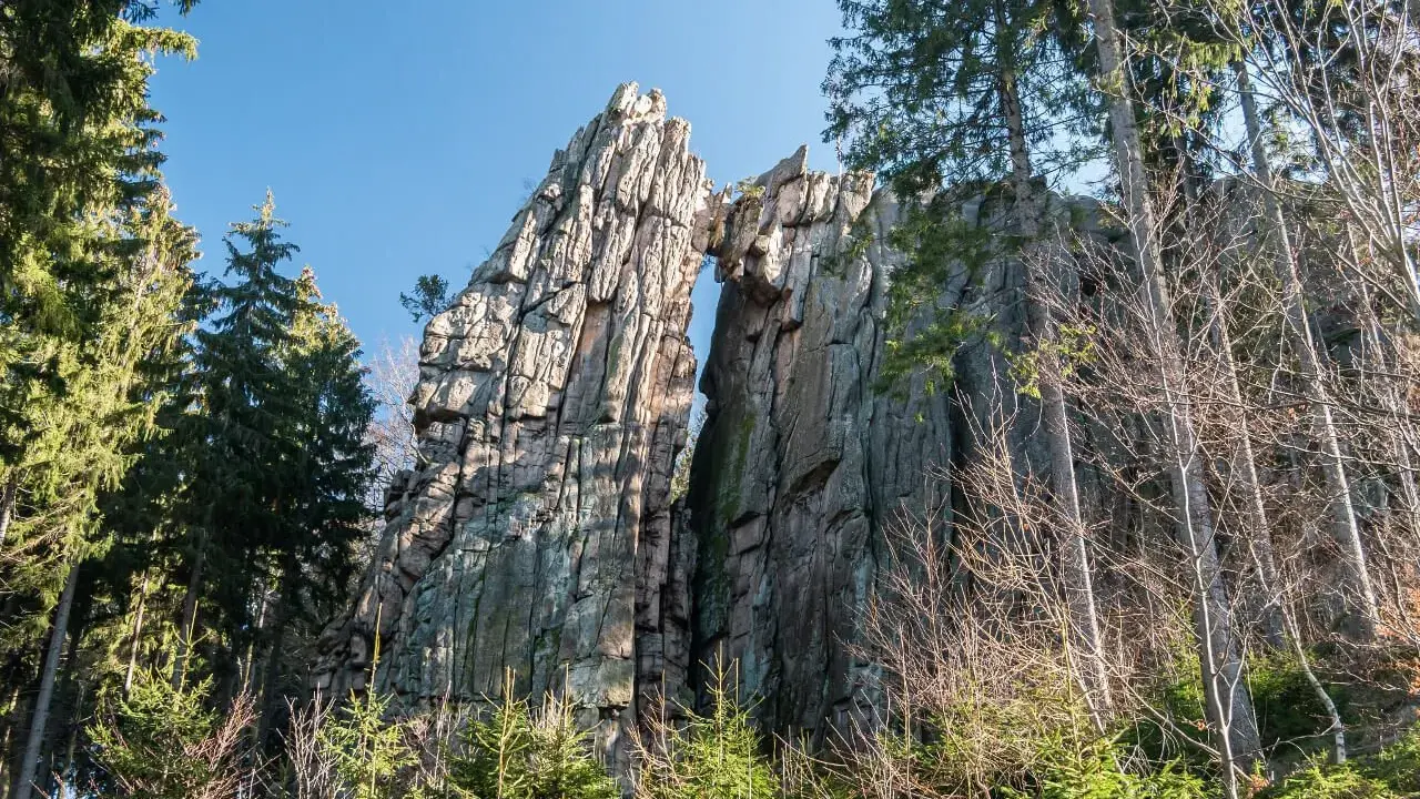 Skalny most w Rudawskim Parku Krajobrazowym, otoczony drzewami.