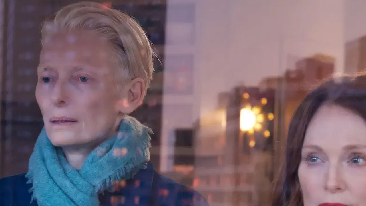 Tilda Swinton et Julianne Moore, visages emblématiques du cinéma, dans une scène qui a marqué le grand prix du jury de la Mostra de Venise.