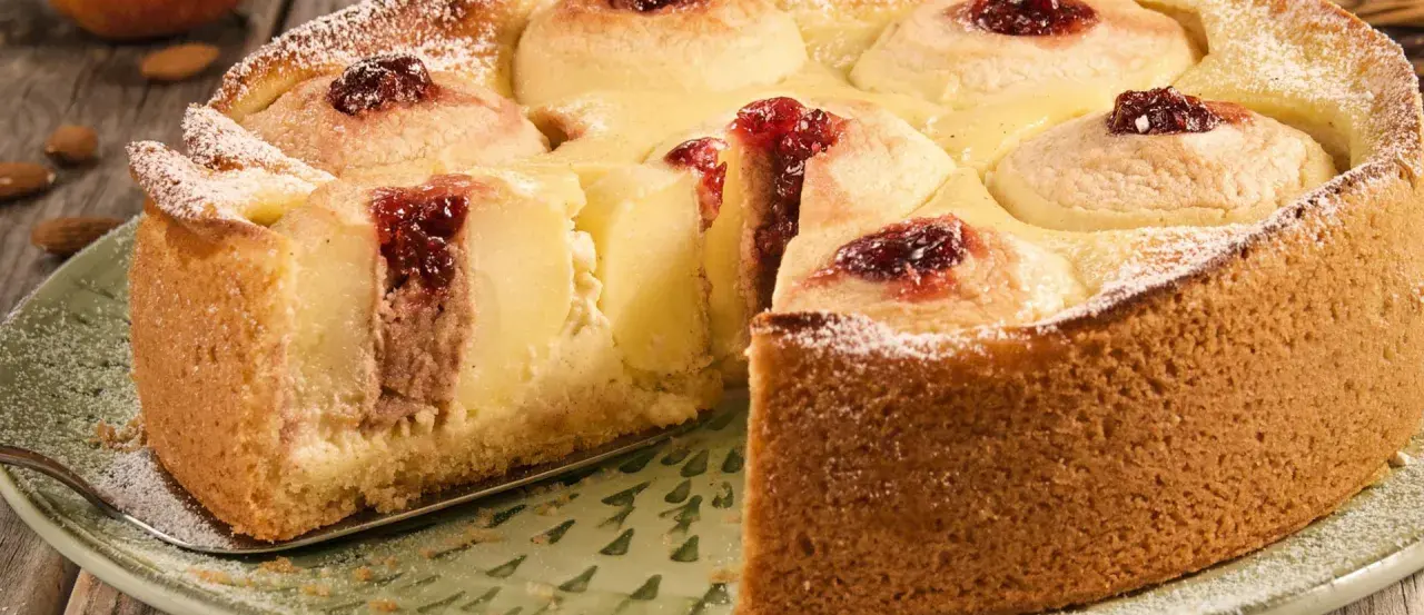 Saftiger Bratapfelkuchen mit Marzipan, verziert mit Marmelade und Puderzucker. Ein Genuss für jeden Anlass.