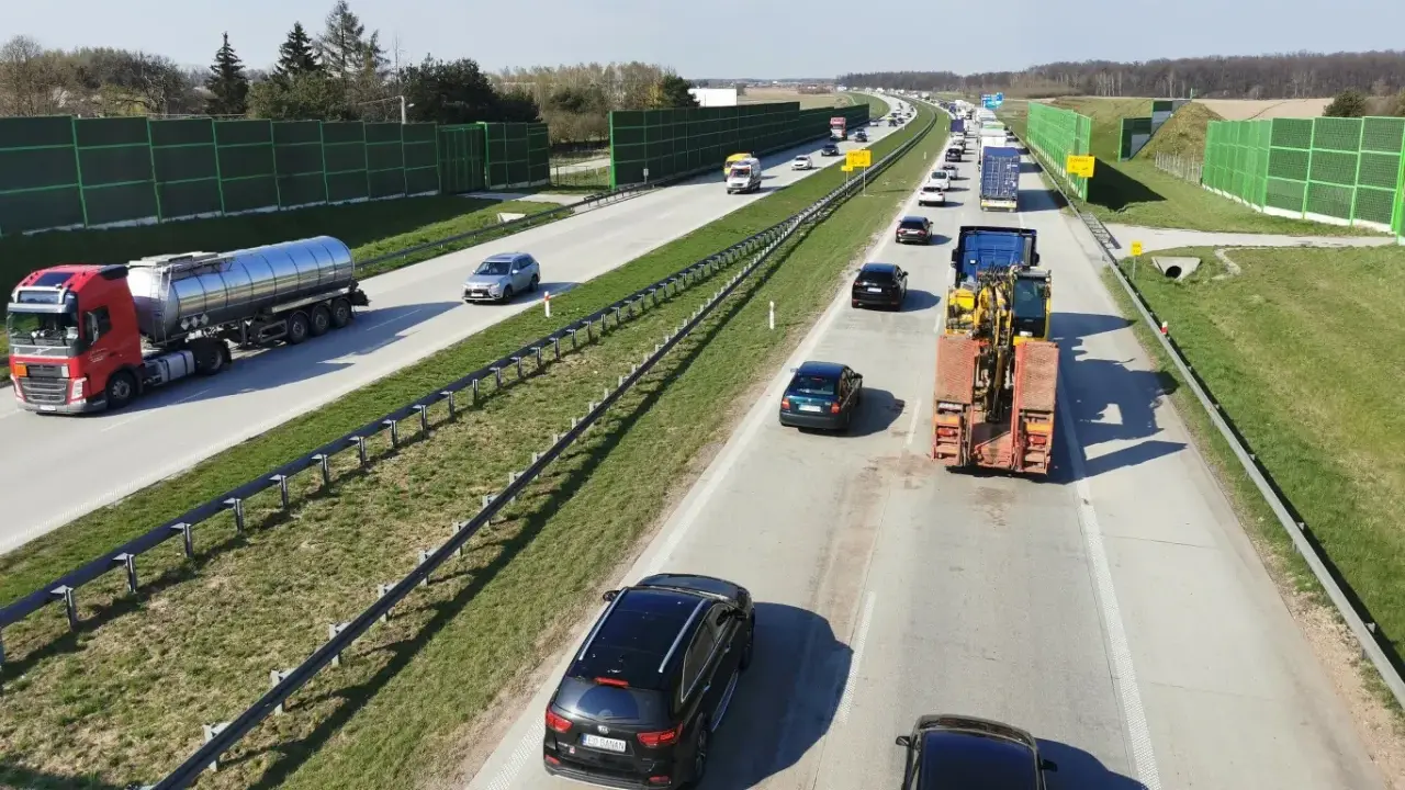 Ciężarówka z cysterną i koparka na lawecie to pojazdy, które mogą wjechać na autostradę.