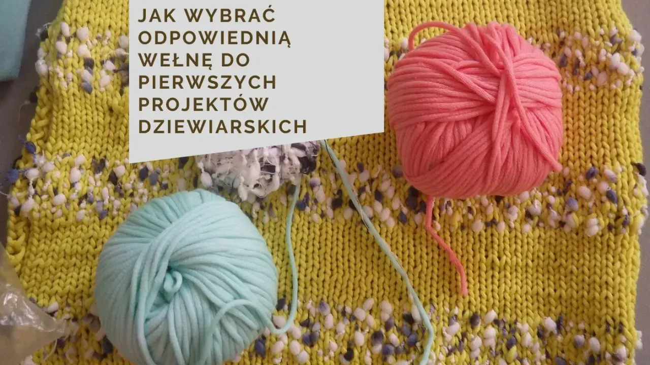 Dwa motki włóczki: jeden różowy, drugi miętowy, leżą na żółtej dzianinie.