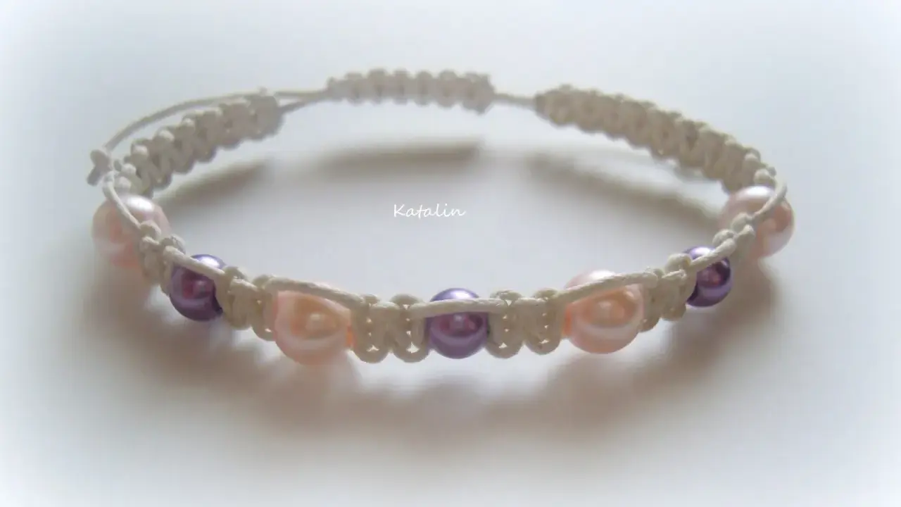 Bransoletka shamballa z perełkami. Jak zrobić taki splot? Prosty tutorial DIY.