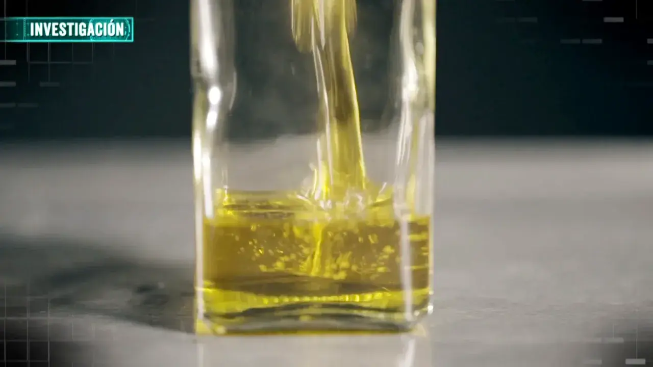 Aceite de oliva vertiéndose en un recipiente de vidrio. La investigación busca determinar cuántas veces se puede usar el aceite de oliva.