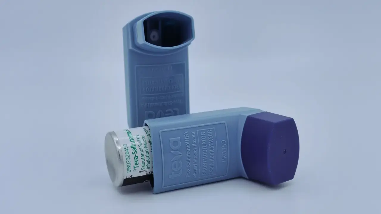 Zwei Inhalatoren, wichtig für den asthma notfallplan. Sie enthalten Salbutamol zur schnellen Linderung.