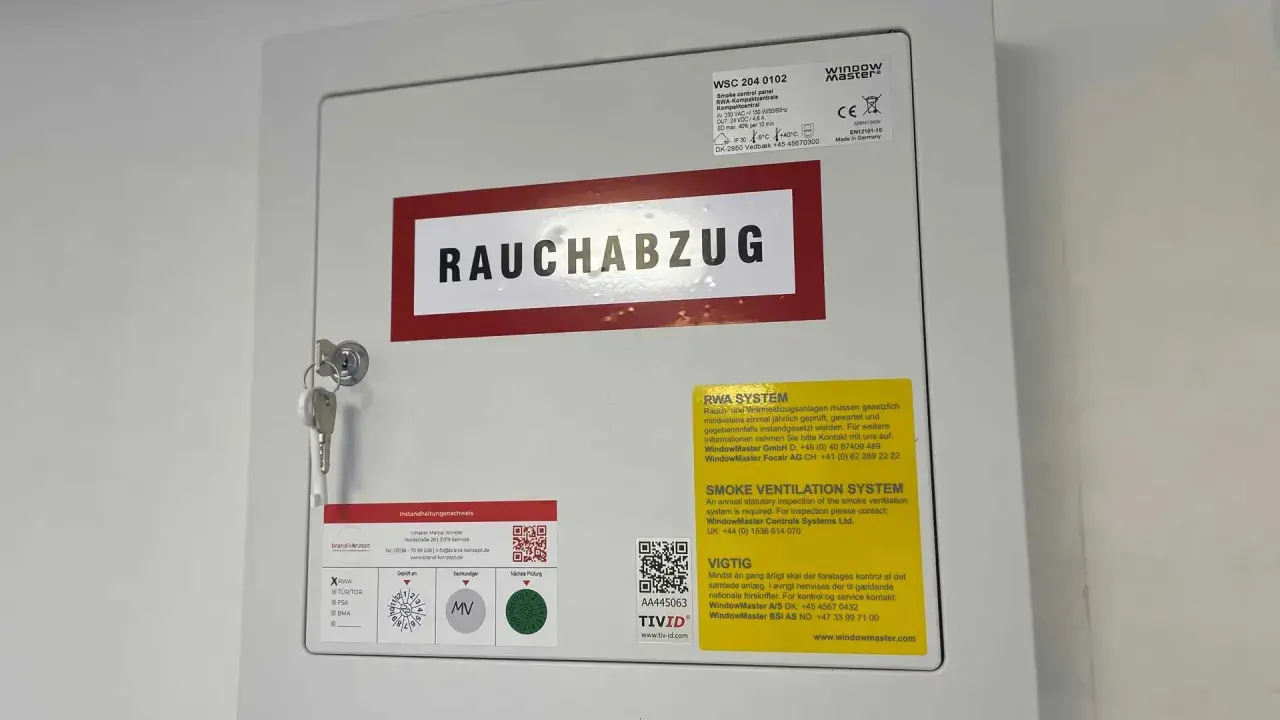 Rauchabzug-Steuergerät, Typ WSC 204 0102, gemäß DIN VDE V 0826-2, mit Schlüssel und Prüfaufkleber.