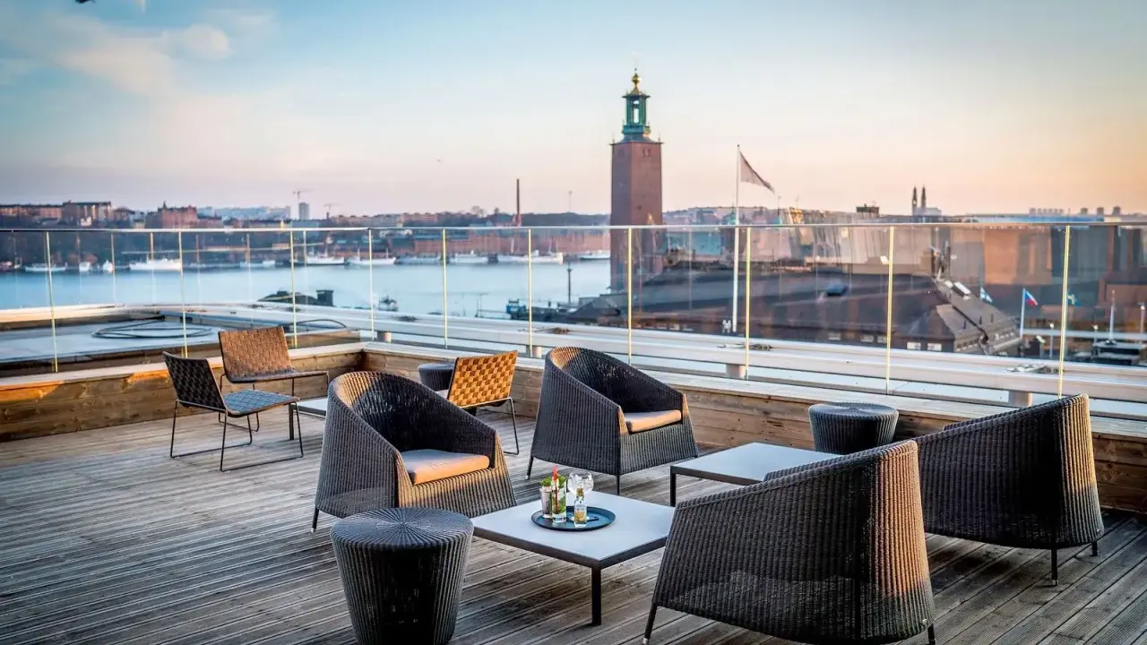En mysig takbar i Stockholm med utsikt över vattnet och Stadshuset. Perfekt för en drink i solnedgången.
