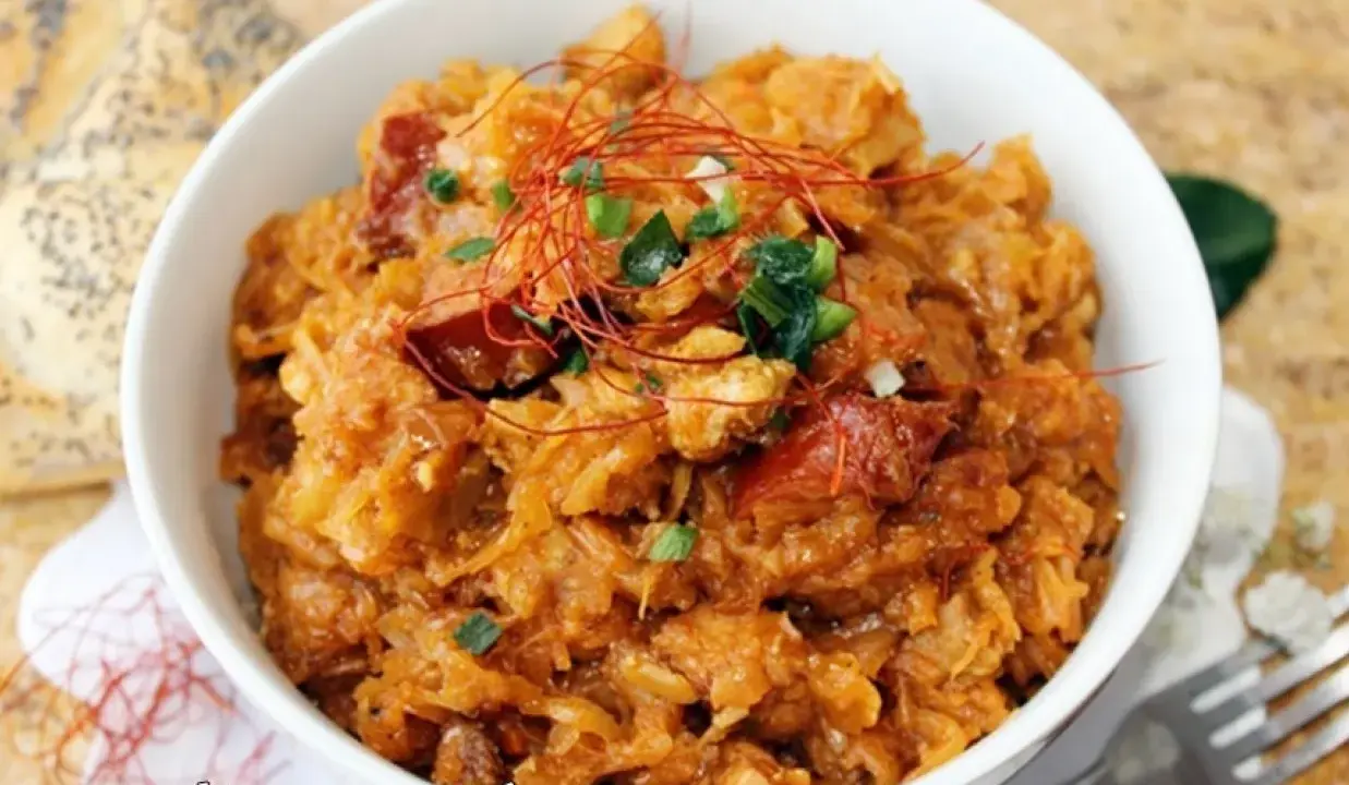 Pyszny bigos z kiszonej kapusty, bogaty w smaku, udekorowany nitkami chili i zieloną cebulką. Idealny na chłodne dni.