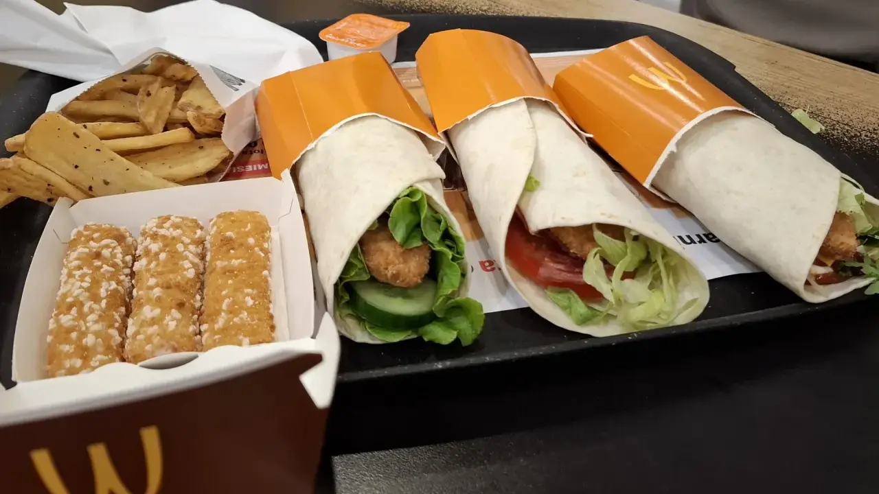 Trzy wrapy z kurczakiem, frytki i nuggetsy. Zastanawiasz się, ile kosztuje wrap w Mc?