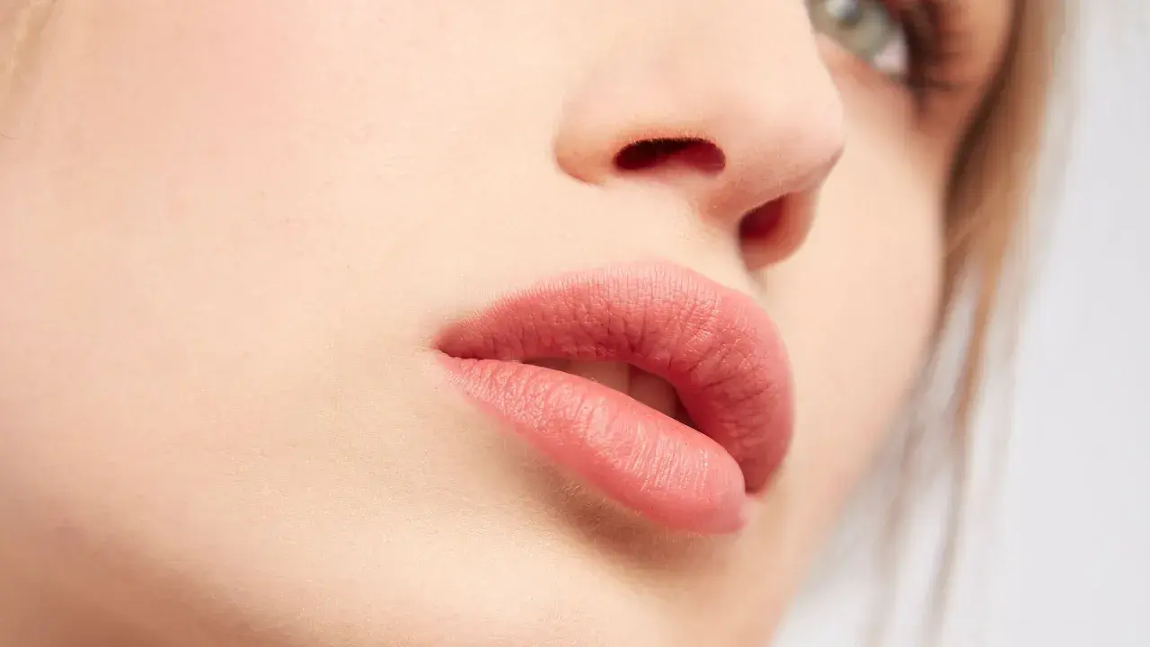 Labbra sensuali con rossetto color carne, un look naturale che esalta la bellezza di ogni donna.