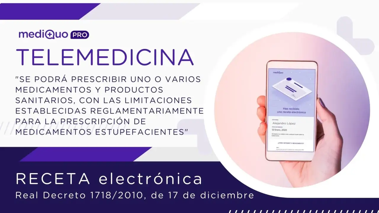 Mano sujetando un teléfono con una receta electrónica en pantalla.