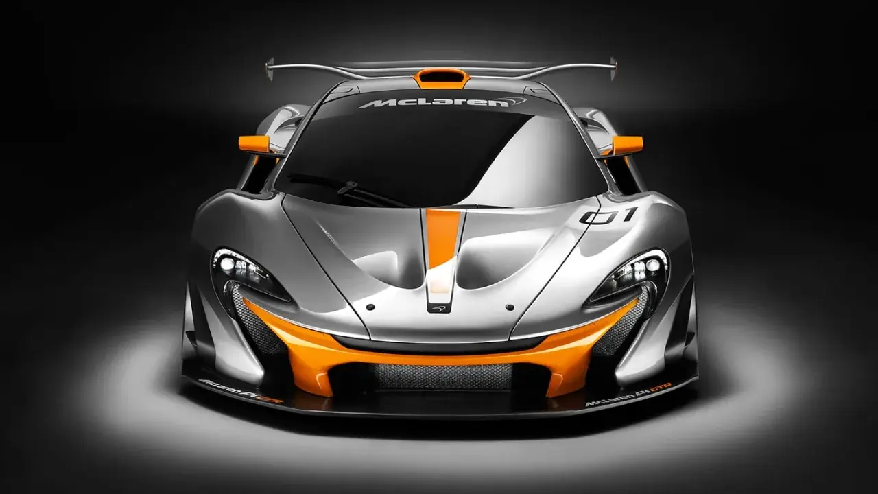 Silberner McLaren P1 GTR mit orangefarbenen Akzenten, aggressiver Front und großem Heckflügel, bereit für die Rennstrecke.